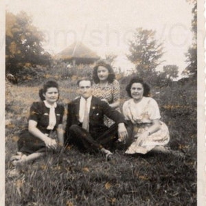 Photo des années 40 - Homme et trois femmes assis dehors