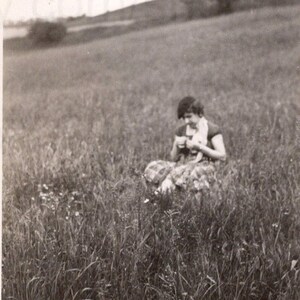 Foto francese degli anni '30 - Donna seduta in un campo