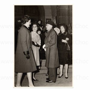 Foto francese d'epoca - Uomo con donne all'esterno di un grande edificio