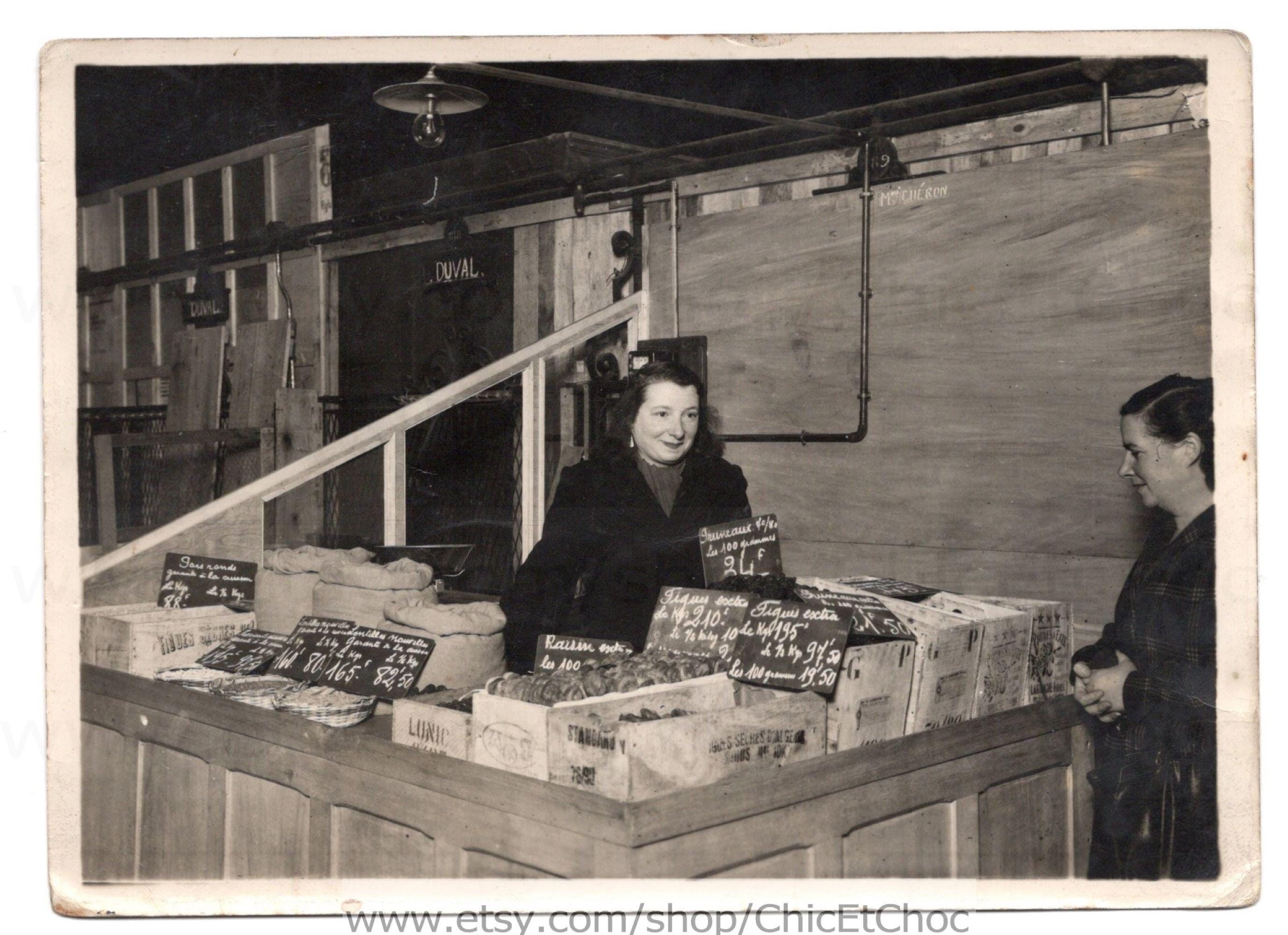 Grande foto d'epoca francese Donna che vende frutta su una