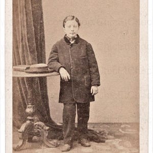 Französische Antike Fotografie (CDV) - Junge an einen Tisch gelehnt (TH. Wolter, Nantes, Frankreich)