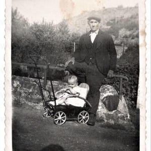 Photo vintage française - Homme avec un bébé dans une poussette (landau)