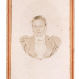 Franse antieke foto / Carte de Visite (CDV) - Vrouw met hondbroche