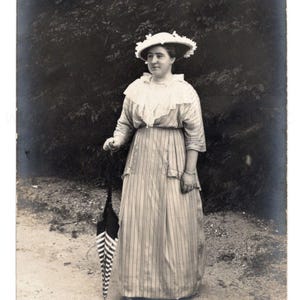 Carte postale photo ancienne française - Femme en robe rayée