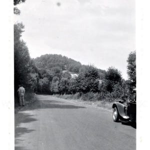 Vintage foto: twee mannen stonden langs de weg