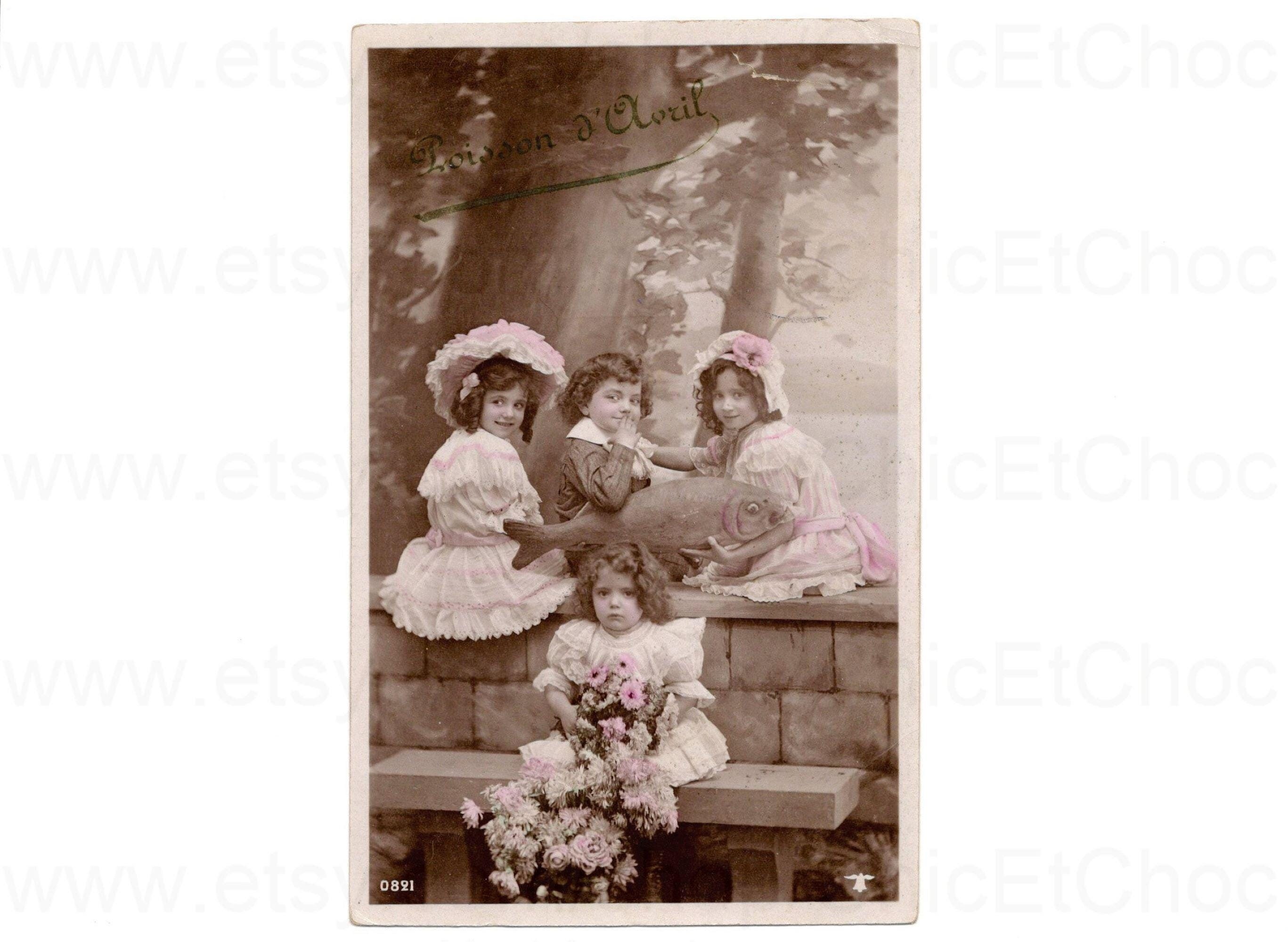 Carte postale française v. 1912 - Poisson d'avril / 1er avril Enfants avec un gros poisson