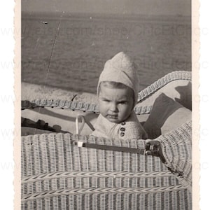 Photo vintage - Bébé dans un landau au bord de la mer