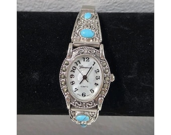 Reloj Geneva SW para mujer, 25 mm, plateado, con esfera de perlas elásticas y piedras de imitación. Requiere pila.
