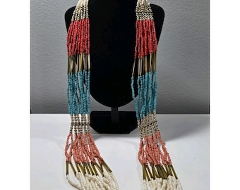 Collar de cuentas de semillas de múltiples hebras con detalles dorados, rosa turquesa y coral.