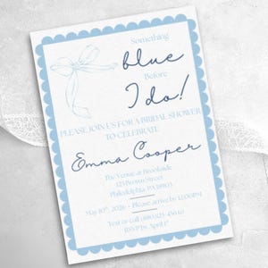 Könnte beinhalten: Eine Einladung zur Brautparty mit hellblauem, wellenförmigem Rand. Die Einladung enthält den Text "Something blue Before I do!" in einer handschriftlichen Schriftart. Die Einladung enthält den Namen "Emma Cooper" und Veranstaltungsdetails.