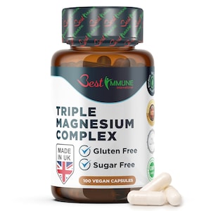 Könnte beinhalten: Eine braune Kunststoffflasche von Best Immune International Triple Magnesium Complex mit schwarzem Deckel. Das weiße Etikett zeigt den Text Triple Magnesium Complex, Made in UK, Gluten Free, Sugar Free und 100 Vegan Capsules mit drei weißen Kapseln.