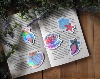 Bookish Summer-Holo-Sticker-Set mit Muschel und Summer Reading Design