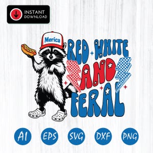 Op de afbeelding: Een zwart-witte wasbeer met een rood, wit en blauw hoedje met de tekst "Merica" en witte klompen, die een hotdog vasthoudt. De tekst luidt "Red White and Feral" met bliksemgraphics.