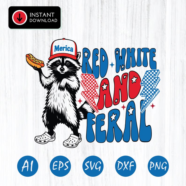 Op de afbeelding: Een zwart-witte wasbeer met een rood, wit en blauw hoedje met de tekst "Merica" en witte klompen, die een hotdog vasthoudt. De tekst luidt "Red White and Feral" met bliksemgraphics.