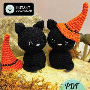 Op de afbeelding: Twee zwarte gehaakte kattenfiguren met witte ogen en glimlachjes, waarvan één een oranje heksenhoed draagt. Links staat een kleinere oranje hoed. De afbeelding bevat de tekst "INSTANT DOWNLOAD" en "PDF".