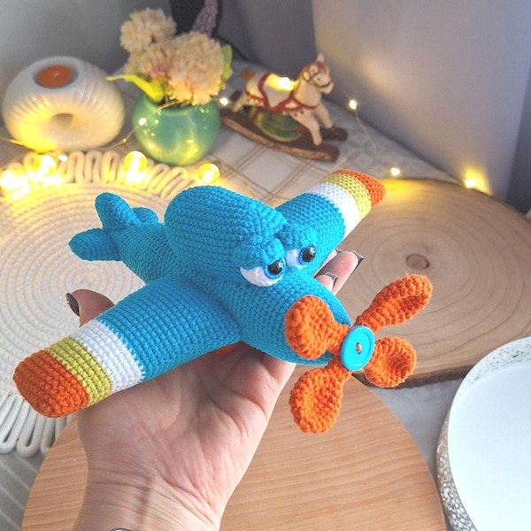 Virkad flygplansleksak, Amigurumi-flygplansplysch, handgjort barnflygplan, barnkammardekor för flyg, pilotpresent