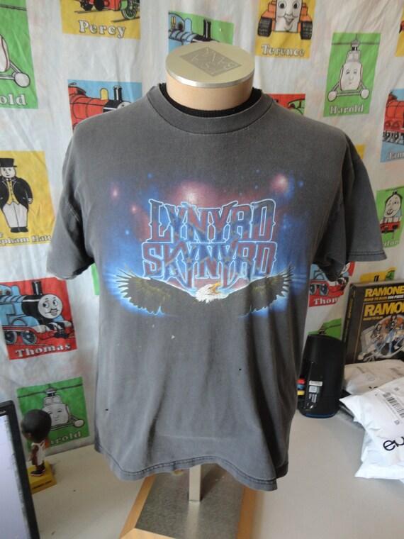 T-Shirt Lynyrd Skynyrd Tour 2021 'Big Wheels Keep On Turnin'' - Taille L Noir - Coton - Occasion Très Bon État