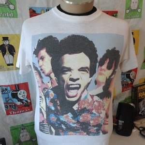 Camiseta blanca vintage de los 80 con la banda de rock clásico de la gira de conciertos de The Rolling Stones de 1989 con ruedas de acero, talla M