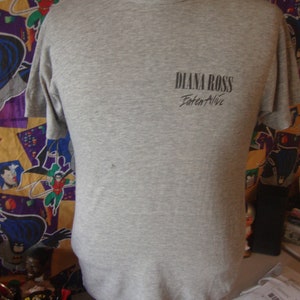 Peut inclure: T-shirt gris avec le texte "Diana Ross - Eden Alive" imprim&eacute; sur le devant.