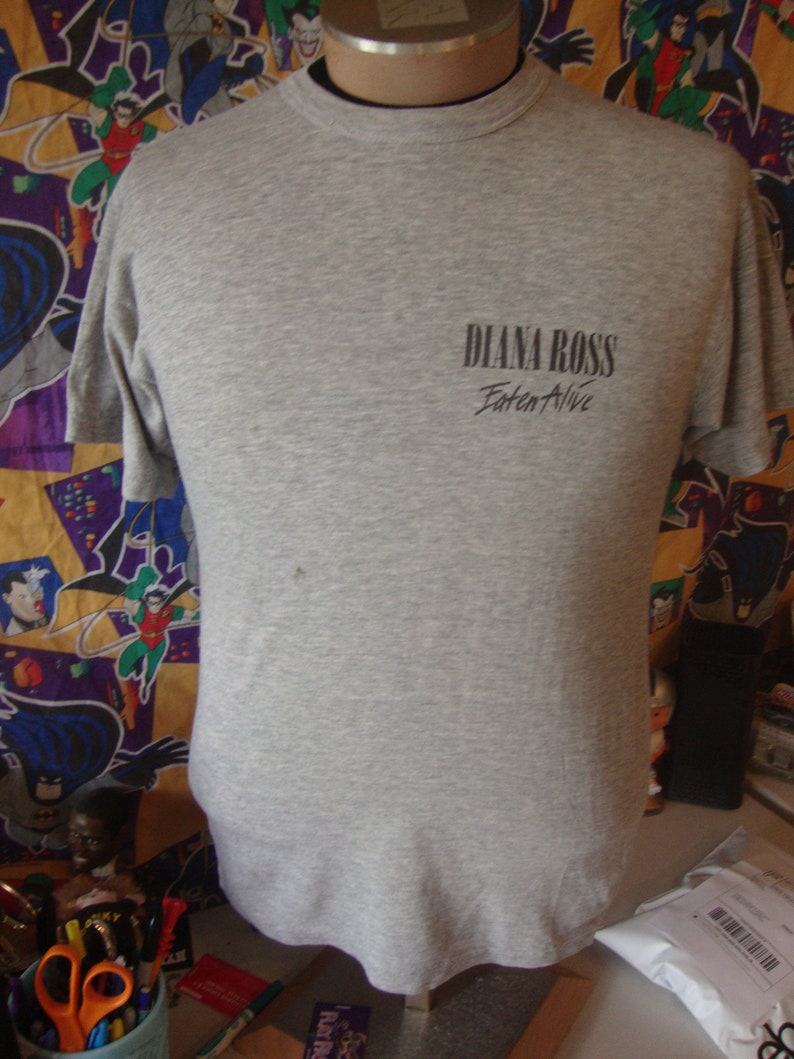 Peut inclure: T-shirt gris avec le texte "Diana Ross - Eden Alive" imprim&eacute; sur le devant.