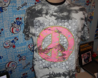 Vintage Peace Skulls Fun-Wear Single Stitch Tie Dye Late 80s/Early 90s Pink Neon Peace Sign symbol gray black T-Shirt Fits Size L