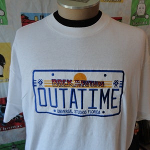 Vintage de volta para o futuro Outa Time License Plate Universal Studios Promo Camiseta 2XL