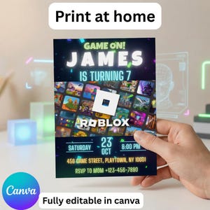 Op de afbeelding: Een Roblox-thema verjaardagsuitnodiging met de tekst "GAME ON! JAMES IS TURNING 7". De uitnodiging bevat het Roblox-logo en spelsc&egrave;nes. Details zijn onder meer datum, tijd en RSVP-informatie. Volledig bewerkbaar in Canva.