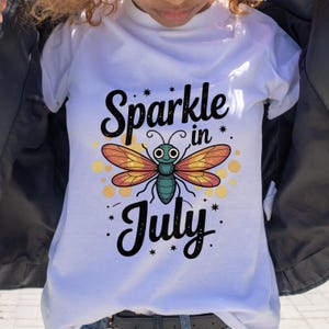 Brillo en julio PNG: Lindo diseño de clipart de luciérnaga de verano para camisetas infantiles, archivo de sublimación de insectos, arte imprimible de dibujos animados caprichosos