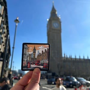 Puede incluir: Un juego de tres tazas de cerámica con un acabado moteado y mate. Las tazas son de color crema, gris claro y gris oscuro. Cada taza tiene un diseño simple y minimalista.
