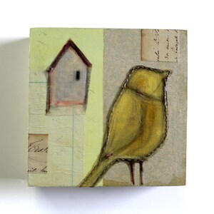 Puede incluir: Una obra de arte de técnica mixta que presenta un pájaro amarillo con un contorno cosido, una pequeña casa y elementos de papel vintage. El fondo está dividido en secciones de verde pálido y beige estampado. El pájaro tiene patas rojas.