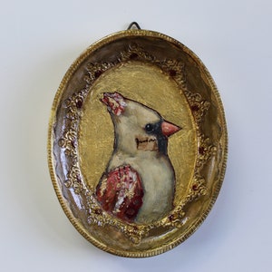Pintura de pájaro cardenal hembra en marco ovalado vintage, pequeño original A2N2Koon, arte mural sobre madera, pequeño cardenal ornamentado, objeto de arte dorado y gris topo.