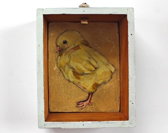 Pintura de pintinho: emoldurada em gaveta rústica vintage, estilo cottagecore.