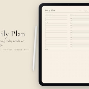 Könnte beinhalten: Ein digitales Tablet zeigt eine Daily Plan Vorlage mit Bereichen für Prioritäten, eine Aufgabenliste, einen Zeitplan und einen punktierten Notizbereich. Ein weißer Eingabestift liegt daneben. Der Text Daily Plan ist zu sehen.