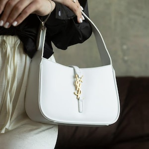 Bolsa de ombro branca Ives Saint Laurent com logotipo dourado