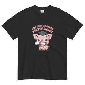 Cerdito con diploma: no es solo un hocico bonito - Camiseta de graduación - Camiseta unisex