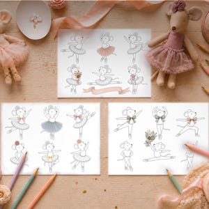 Op de afbeelding: Illustraties van balletmuizen in tutu's, samen met twee pluche muizenpoppen in roze jurken. De scène omvat potloden, een decoratieve doos en balletschoenen, alles gerangschikt op een licht houten oppervlak.
