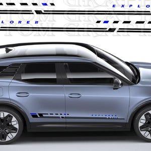 Op de afbeelding: Een lichtblauwe SUV in zijaanzicht met zwarte en blauwe geometrische zijstickers met de tekst EXPLORER. Het voertuig heeft een zwart dak, zwarte wielkasten en meerspaaks wielen. Het ontwerp is ook afzonderlijk daarboven weergegeven.