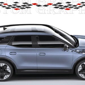 Könnte beinhalten: Ein hellblaues SUV mit schwarzen Akzenten und Rädern. Das Fahrzeug hat ein schwarzes Dach und ein dekoratives Rautenmuster in Schwarz und Rot. Der Text "CUSTOM GRAPHICS" befindet sich oben.