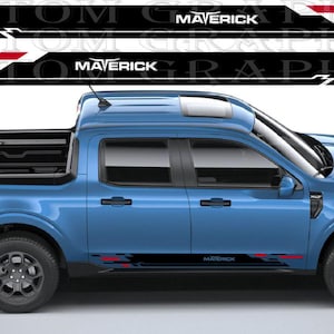 Könnte beinhalten: Ein blauer Pickup mit schwarzen, roten und weißen Grafikaufklebern. Die Aufkleber zeigen das Wort "MAVERICK" in Weiß. Der Truck hat schwarze Räder und eine schwarze Ladeflächenabdeckung. Die Aufkleber befinden sich an der Seite des Trucks.