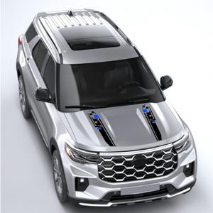 Op de afbeelding: Zilveren SUV met zwarte en blauwe strepen op de motorkap. De strepen hebben een geometrisch ontwerp met blauwe vierkanten en verticale zwarte lijnen. Het voertuig heeft een zonnedak en een zwarte grille.