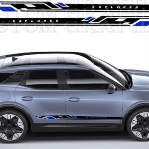 Könnte beinhalten: Ein hellblauer SUV in Seitenansicht mit einem schwarz-blauen geometrischen Rennstreifen-Aufkleber an den unteren Seitenwänden. Der Aufkleber enthält das Wort EXPLORER in weißer Schrift sowie ein Karomuster und blaue Akzente.