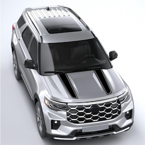 Peut inclure: SUV argenté avec des bandes noires sur le capot. Le véhicule est équipé d'un toit ouvrant panoramique et d'une calandre noire. L'image est prise d'en haut, mettant en valeur le design et les caractéristiques de la voiture.