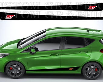 Op de afbeelding: Een groene hatchback auto met zwarte zijstrepen en rode "ST" logo's. De auto heeft zwarte wielen met rode remklauwen. De afbeelding toont ook twee zwarte strepen met "ST" logo's boven de auto.