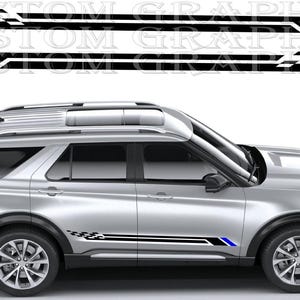 Puede incluir: SUV plateado con calcomanías de bandera a cuadros en blanco y negro y rayas negras. Las calcomanías tienen un acento azul. Las calcomanías están en el lateral del vehículo. El texto "CUSTOM GRAPHICS" está en el fondo.