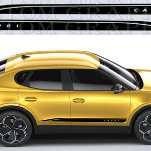 Könnte beinhalten: Ein goldfarbener SUV mit schwarzen Seitenstreifen mit der Aufschrift "CAPRI". Die Streifen sind gebogen und abgewinkelt, was eine sportliche Ästhetik verleiht. Das Fahrzeug hat schwarze Räder und getönte Scheiben. Das Gesamtdesign deutet auf ein modernes, stilvolles Auto hin.