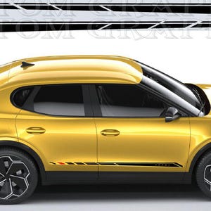 Könnte beinhalten: Ein goldfarbenes Auto mit schwarzen und roten Aufklebern an der Seite. Die Aufkleber tragen das Wort "CAPRI". Das Auto hat schwarze Räder und ein modernes Design. Seitenansicht des Fahrzeugs.