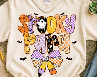 Könnte beinhalten: Cremefarbenes Sweatshirt mit den Worten "Spooky Prima" in Orange, Lila und Gelb, mit Halloween-Motiven. Das Design umfasst Fledermäuse, Geister und eine bleistiftförmige Schleife.