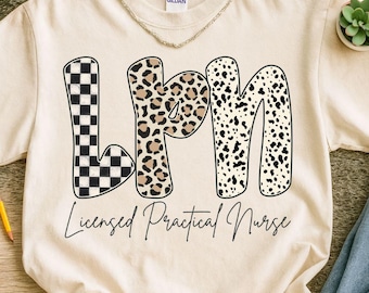 Enfermera con licencia (PN) PNG, diseño de camisa a cuadros de leopardo para enfermera práctica con licencia, sublimación de enfermera con licencia (PN) PNG, enfermera retro (PN) PNG, moda de leopardo (LPN)