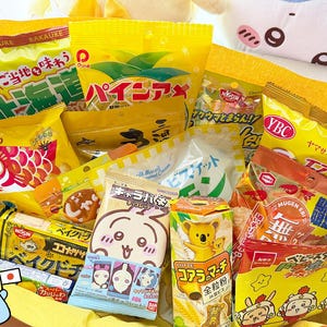 日本のスナックボックス – 日本のフルサイズのお菓子14個以上、メッセージカードとカスタムサプライズ付きギフト包装