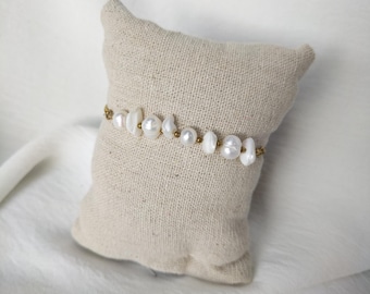 Pulsera deslizante de perlas de agua dulce, nácar y acero inoxidable.